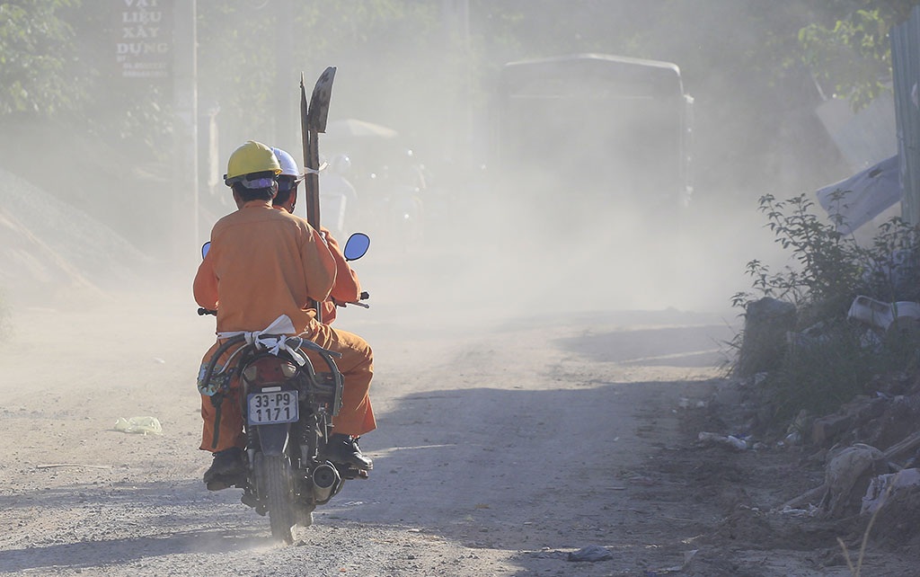 
Khói bụi còn khiến tầm nhìn hạn chế, không nhìn rõ phương tiện khác ở khoảng cách chỉ 20 mét.
