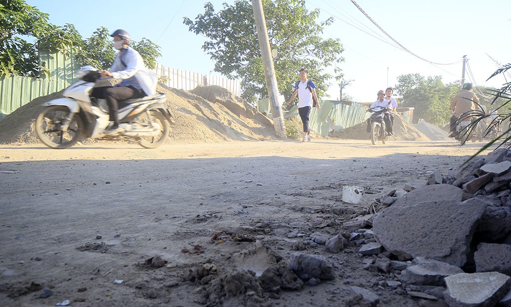 
Mặt đường vương vãi các loại phế thải xây dựng. Theo phản ánh người dân sinh sống trong khu vực, đoạn đường này đã được dự tính cải tạo, làm mới từ hơn 10 năm trước, nhưng đến nay vẫn chưa thực hiện.
