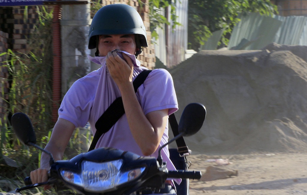 
Đặc biệt, trong những ngày Hà Nội nắng nóng gần đây, tình trạng bụi càng trở nên nghiêm trọng.
