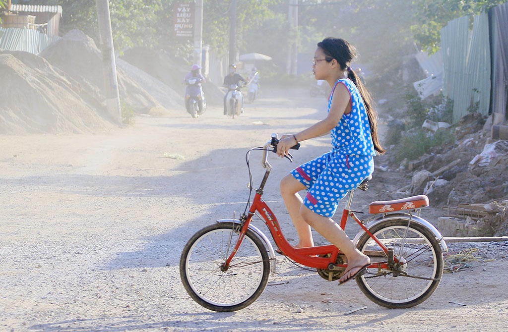 
Không chỉ làm khổ người tham gia giao thông, tình trạng bụi bẩn nghiêm trọng còn ảnh hương nghiêm trọng tới cuộc sống người dân hai bên đường.
