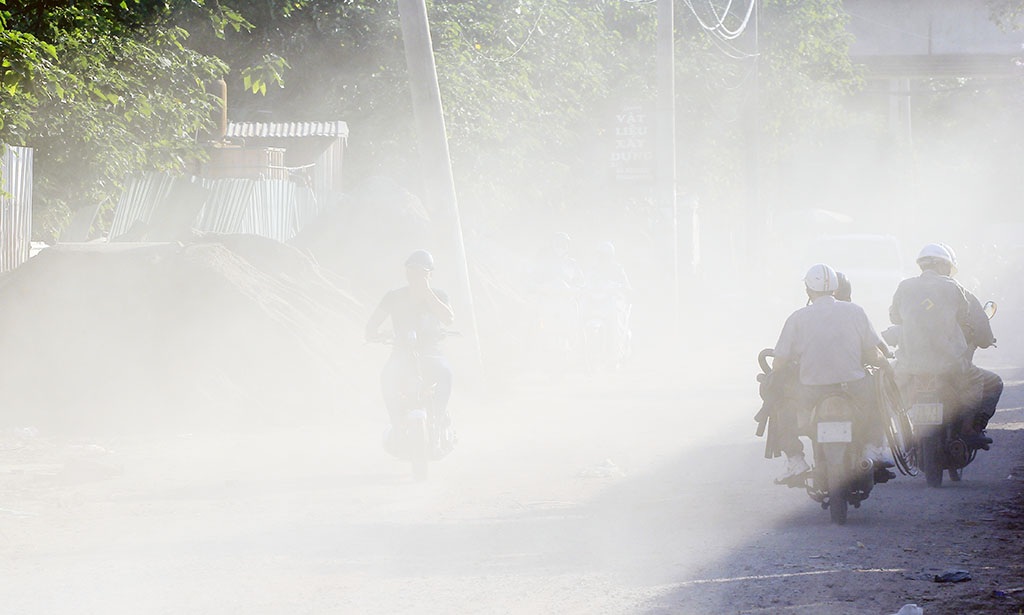 
Đoạn ngõ 168 đường Kim Giang (Hoàng Mai, Hà Nội) hàng ngày có khá đông phương tiện giao thông qua lại, nhiều năm nay trong tình trạng bụi bẩn nghiêm trọng.
