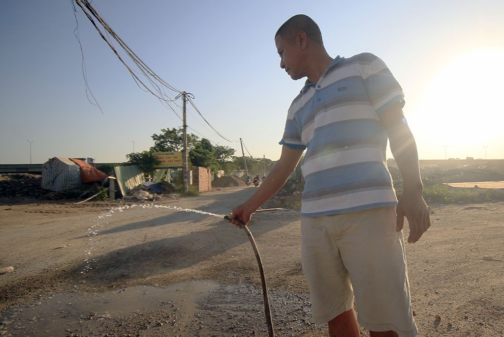 
Hàng ngày, khói bụi ngoài đường bay vào nhà dân xung quanh, gây ảnh hưởng nghiêm trọng tới cuộc sống. Cách khắc phục duy nhất là tưới nước lên mặt đường nhưng cũng không mấy hiệu quả.
