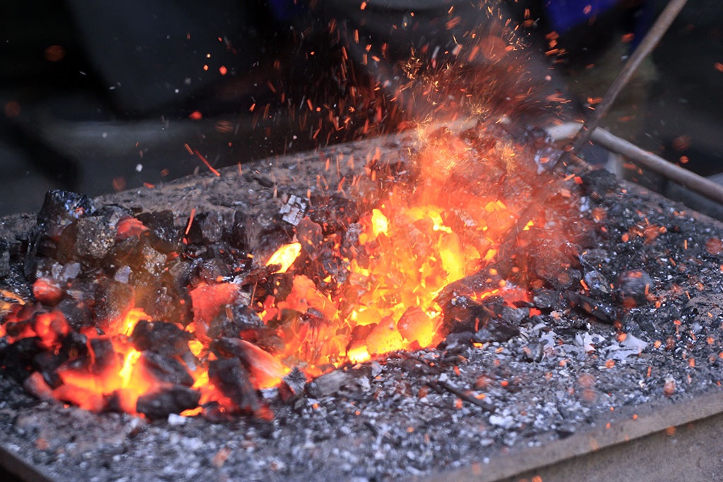 
Nhiệt độ lò luyện than đá lên tới hàng nghìn độ C, liên tục phả hơi nóng ra xung quanh.
