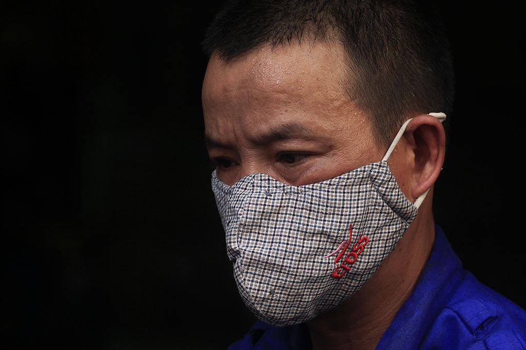 
Khuôn mặt ướt mồ hôi của một thợ rèn.
