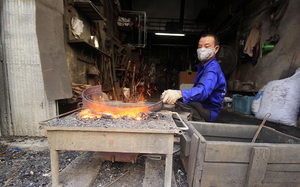 
Như mọi xưởng rèn sắt khác ở Hà Nội, cửa hàng trên phố Giảng Võ những ngày này vẫn mở cửa làm việc dù thời tiết nắng nóng khiến nhiệt độ ngoài trời có lúc lên tới 40 độ C.
