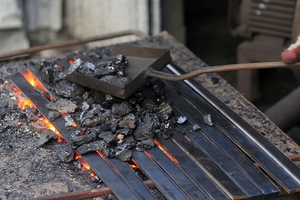 
Những thanh sắt được nung trên lò đến khi đỏ rực sẽ được thợ mang ra rèn, uốn theo ý muốn.
