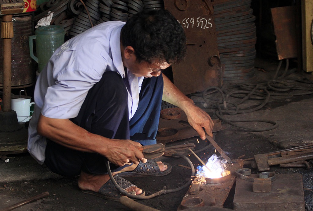 
Ngoài rèn uốn sắt thép, thợ rèn còn phải làm nhiều việc khác như hàn, tiện. Những công đoạn này đều phải tiếp xúc rất gần nguồn nóng.
