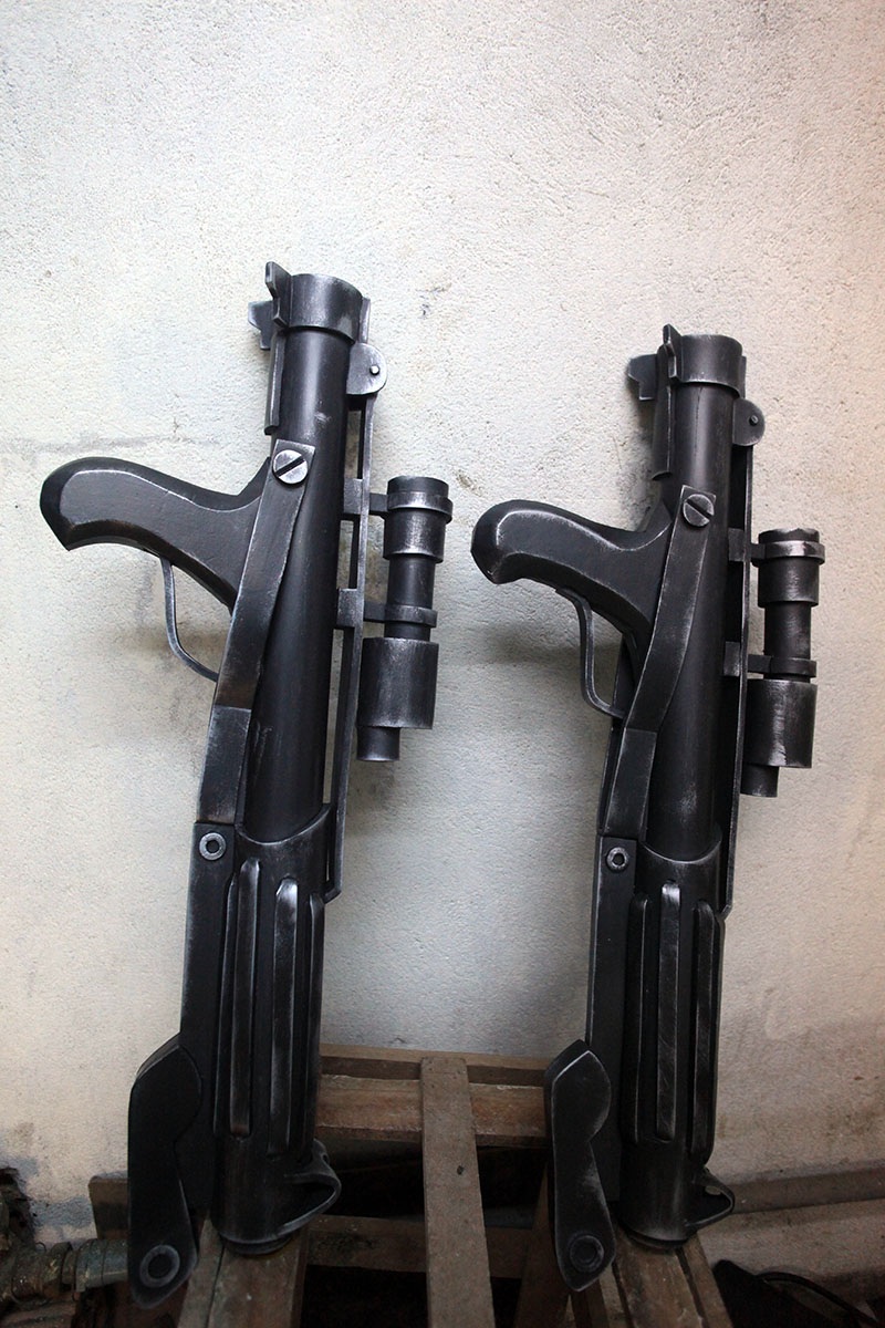 
Thậm chí, có những chi tiết phức tạp, Hàn Phi Tuyết phải chế tạo khuôn để đúc nhựa như thế này.
