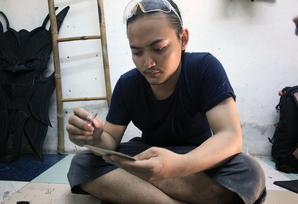 
Công đoạn khó khăn trong bất kỳ bộ giáp cosplay nào đó là phải vẽ lại mẫu để làm rập. Chỉ cần sai một chi tiết nhỏ sẽ hỏng cả bộ giáp. Trong khi đó, khách hàng đôi khi chỉ đưa một bức ảnh, Hàn Phi Tuyết phải vận dụng hết trí tưởng tượng để sáng tạo.
