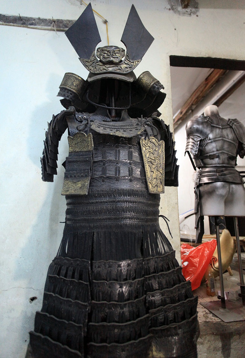 
Tuy nhiên, không gian chật chội này lại chính là nơi Hàn Phi Tuyết cho ra đời những sản phẩm ấn tượng. Trong ảnh là bộ giáp Samurai tinh xảo phải mất 3 tháng ròng rã Hàn Phi Tuyết mới làm xong.
