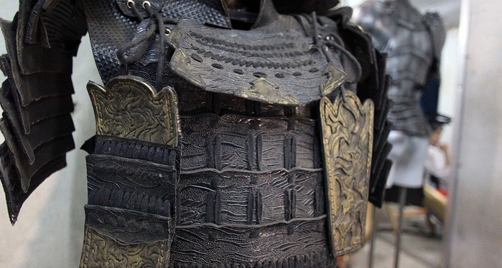 
Chi tiết trên bộ giáp rất phức tạp, đòi hỏi tinh xảo. Màu sắc phải xử lý công phu trong khi chất liệu được lựa chọn đáp ứng tiêu chí bền đẹp.
