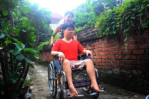 
Thương em không có đôi chân lành lặn như bao người, Xuân gạt bỏ cả ước mơ của mình để giúp em có thể được đến trường.
