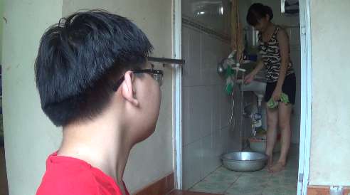 Chị gái 7 năm cõng em trai liệt tới trường - 3 Mặc dù gặp nhiều khó khăn trong sinh hoạt nhưng nhờ người chị của mình, Tuấn Anh luôn cảm thấy tự tin hơn.