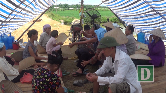 Hà Nội: Người dân dựng lều ăn ngủ dưới chân núi, phản đối xây nhà máy rác - 3 Lo sợ ô nhiễm lặp lại, người dân xã Tân Tiến hiện vẫn đang cắt cử luân phiên nhau ngay đêm để canh không cho xe rác vào chân núi Thoong.