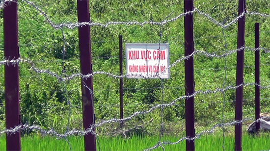 Hà Nội: Người dân dựng lều ăn ngủ dưới chân núi, phản đối xây nhà máy rác - 2 Hàng rào thép gai mới được dựng lên khoanh mốc giới khu nhà máy đổ rác