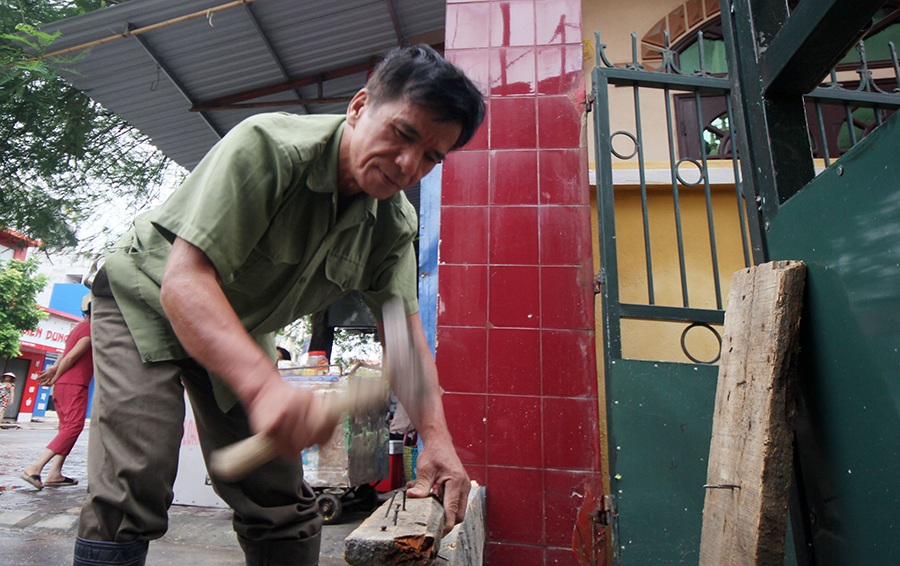 
Người dân Đồ Sơn đang tận dụng thời gian triệt để để chống cơn bão số 3 được cho sẽ kéo theo mưa rất to và gió mạnh.
