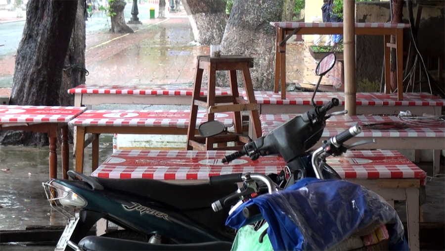 Đồ Sơn “nín thở” chờ bão đổ bộ - 3
Mọi ngày, tại đây rất đông khách du lịch, nhưng sáng 19/8 hoàn toàn im ắng.