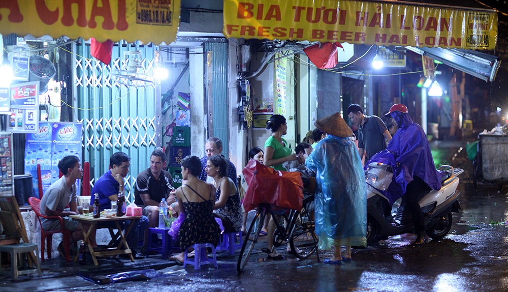 
0h45 phút sáng ngày 2/9, sau khi TP Hà Nội nới lỏng giờ giới nghiêm tới 2h sáng, khu vực phổ cổ vẫn còn rất đông du khách vui chơi dù trời mưa khá to.
