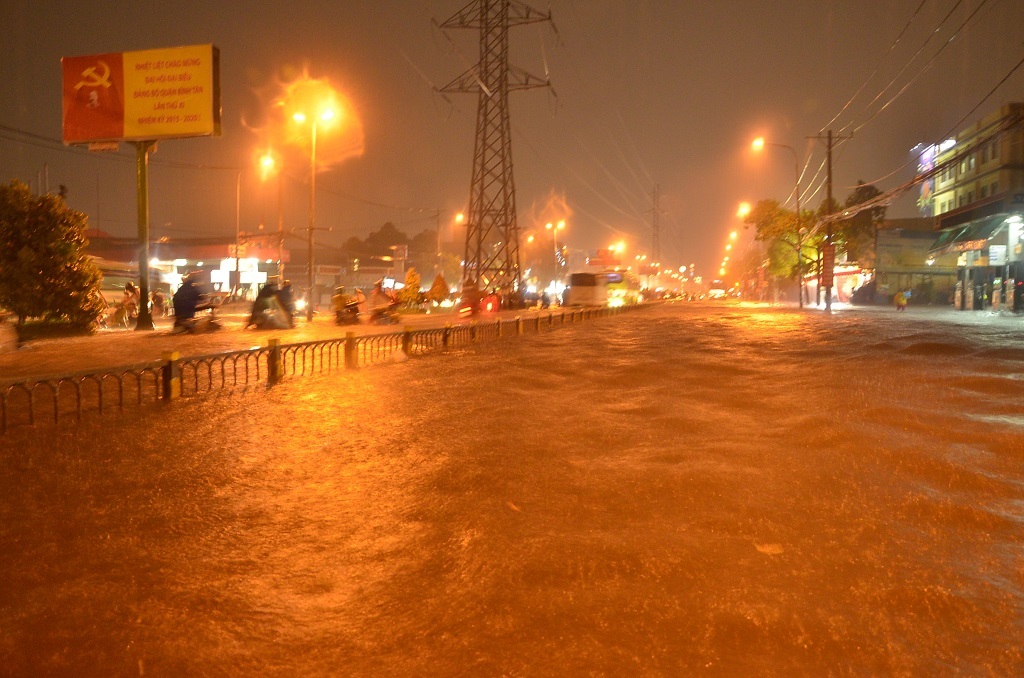 TPHCM đang loay hoay với bài toán cân bằng lấp – đào. Kênh rạch bị san lấp nhiều chính là nguyên nhân gây ngập nặng cho thành phố (ảnh Đình Thảo)