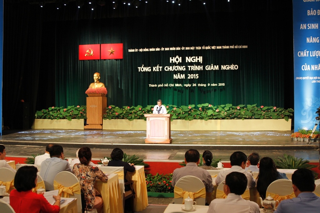 Phó Thủ tướng: Đổi mới tư duy "thúc" giảm nghèo - 1 Phó Chủ tịch UBND TPHCM Hứa Ngọc Thuận báo cáo kết quả đạt được sau 23 năm thực hiện chương trình giảm nghèo