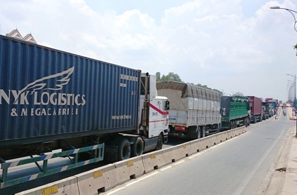 Cảnh ùn tắc giao thông trên cầu Giồng Ông Tố (đường Đồng Văn Cống) khi hàng ngàn container ra vào cảng Cát Lái suốt ngày đêm