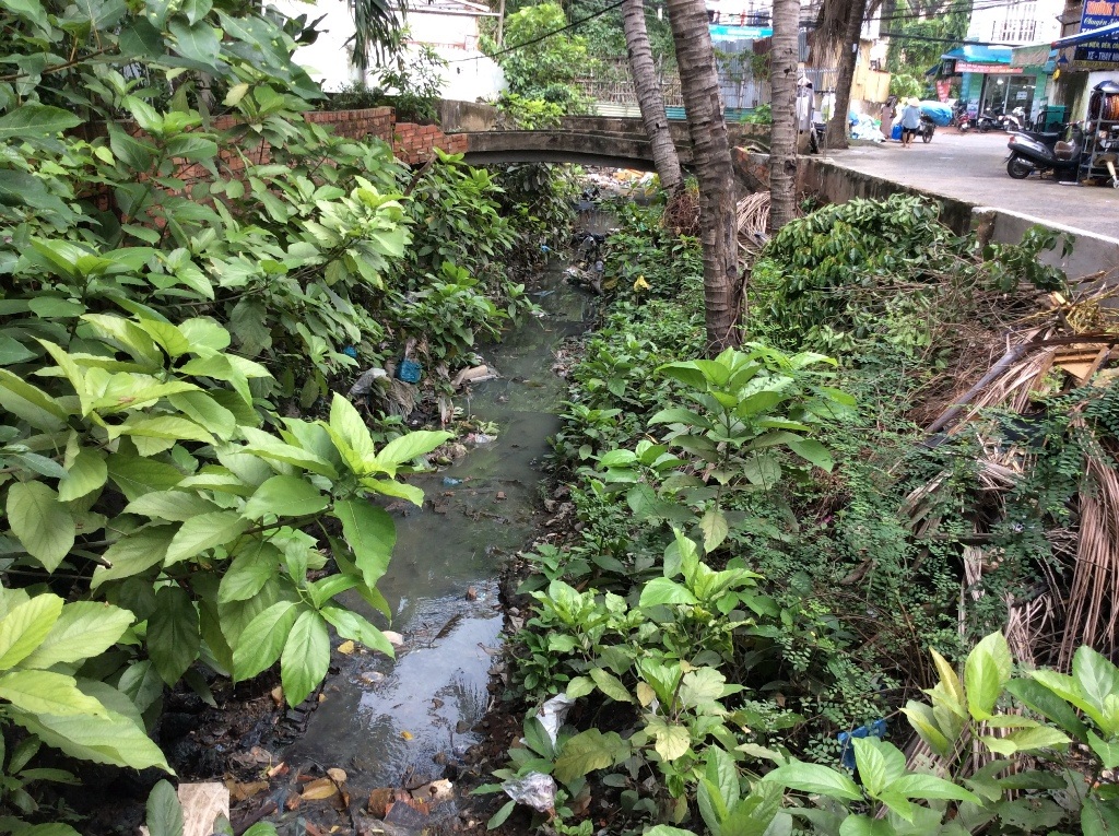 Mương thoát nước sân bay Tân Sơn Nhất đang bị “bức tử” - 5 Mương thoát nước sân bay Tân Sơn Nhất đang bị “bức tử” - 5
