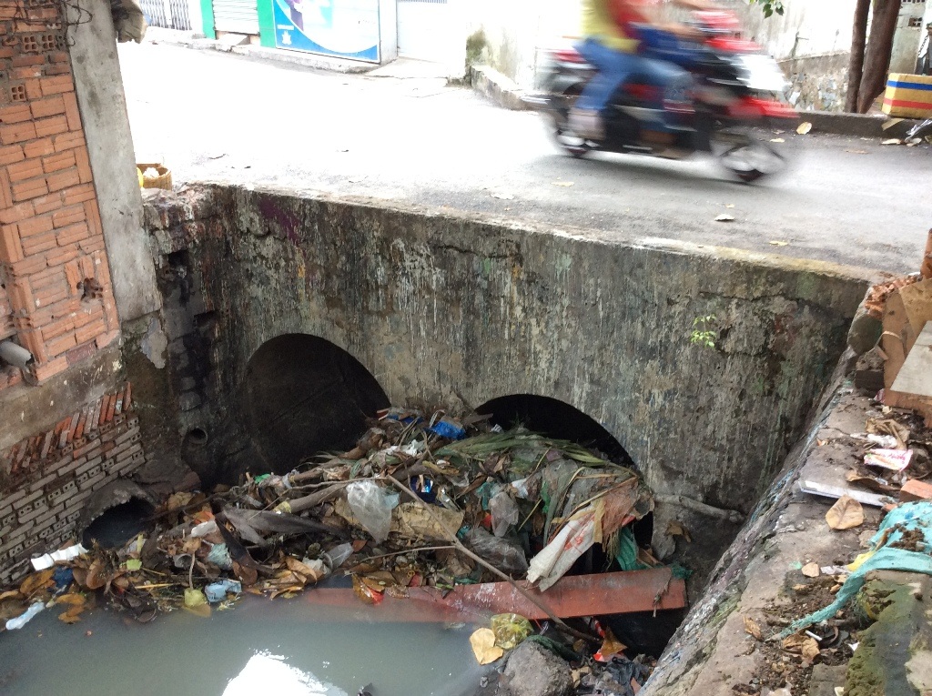 Mương thoát nước sân bay Tân Sơn Nhất đang bị “bức tử” - 8 Cống tại hẻm 124 đường Cộng Hòa vừa nhỏ lại bị rác bít miệng