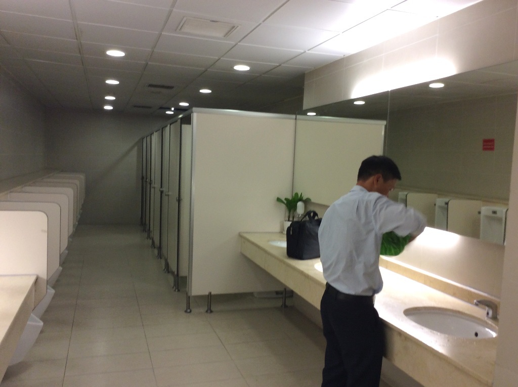 “Sân bay tệ thứ 4 châu Á” - những điều mắt thấy tai nghe - 7
Trong thời điểm vắng khách, nhà vệ sinh khô ráo, sạch sẽ. Tuy nhiên đánh giá cảm quan là chưa đẹp để tương xứng với một Cảng hàng không quốc tế.
