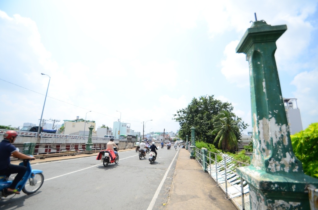 Mở rộng cầu Nhị Thiên Đường 2 để giữ lại cầu cổ? - 1 Cầu Nhị Thiên Đường 1 bắc qua kênh Đôi, nối vùng Chợ Lớn với các tỉnh miền Tây