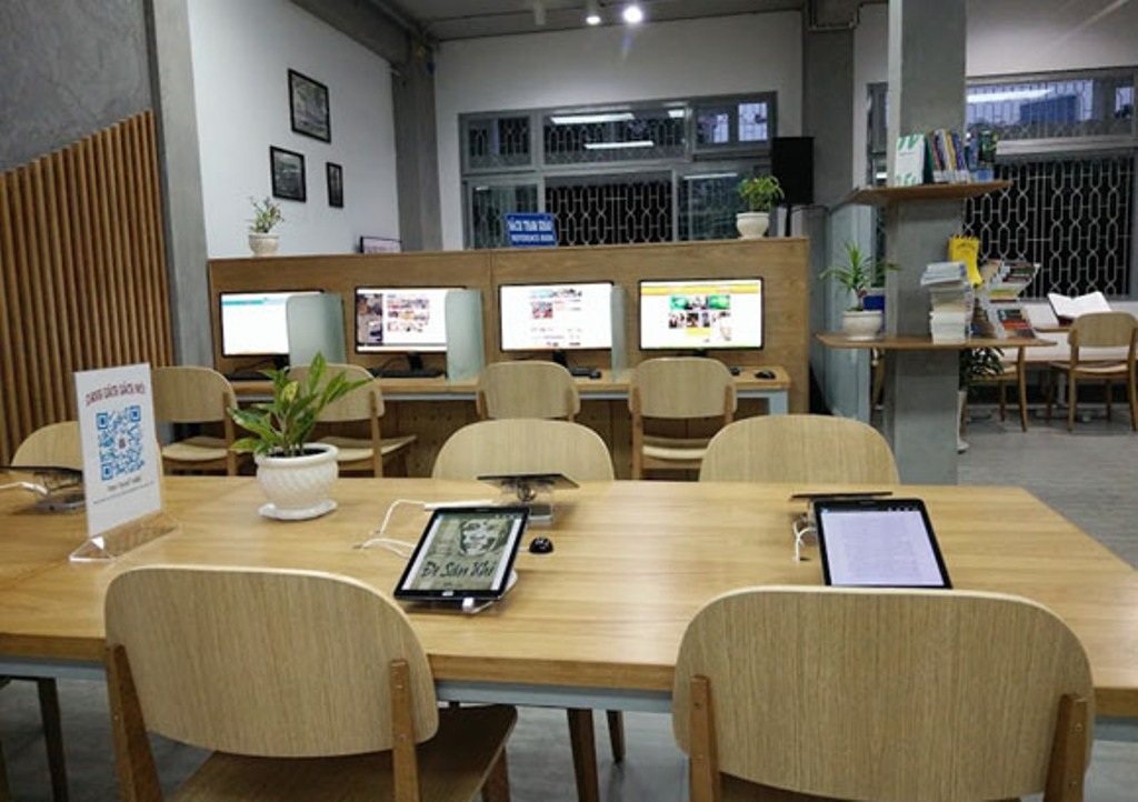 Khám phá “không gian chia sẻ S.HUB” bên trong thư viện tổng hợp - 2 Tại khu vực tra cứu, nhiều máy tính và tablet hiện đại được trang bị để bạn đọc tự tra cứu, học tập.