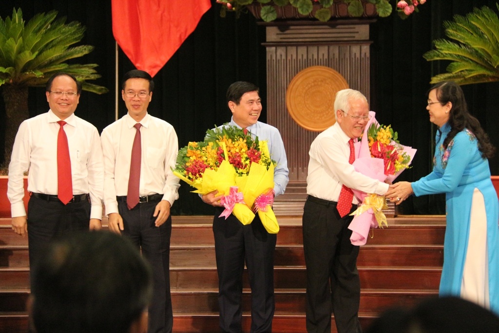 Tân Chủ tịch UBND TP Hồ Chí Minh quyết tâm chống tham nhũng - 2 Lãnh đạo Thành ủy, HĐND TP tặng hoa lưu niệm và chúc mừng đối với nguyên Chủ tịch UBND TP Lê Hoàng Quân và tân Chủ tịch UBND TP Nguyễn Thành Phong