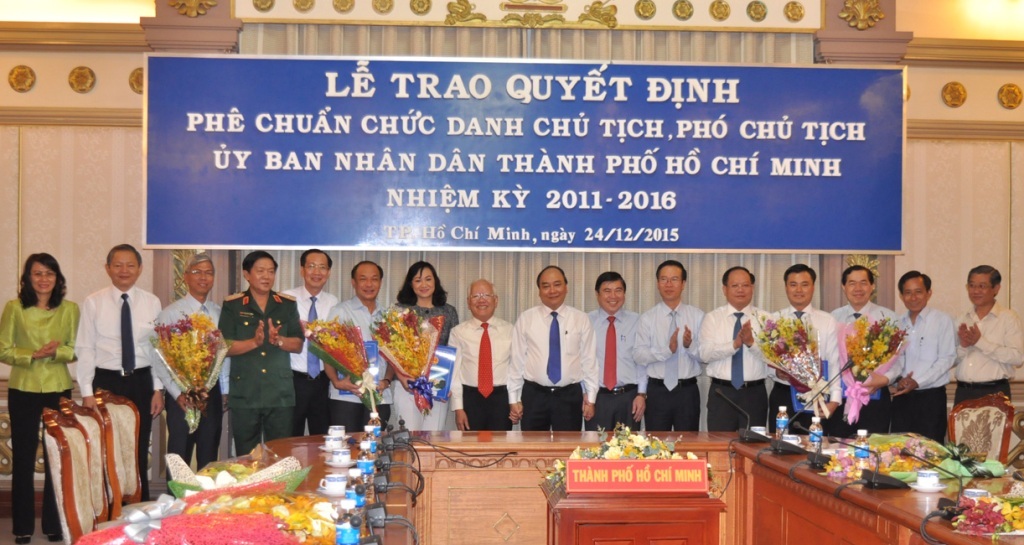 Trao quyết định phê chuẩn ông Nguyễn Thành Phong làm Chủ tịch UBND TPHCM - 2 Phó Thủ tướng Nguyễn Xuân Phúc kỳ vọng những nhân sự mới sẽ có đoàn kết, năng động, đổi mới để đưa TPHCM phát triển mạnh mẽ hơn nữa