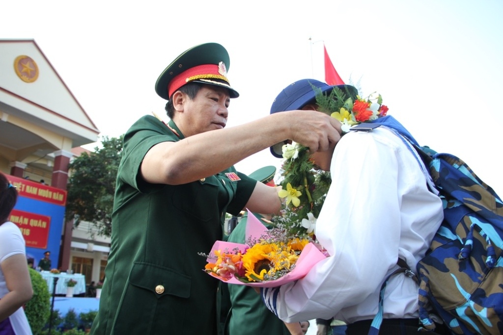Hơn 4.100 thanh niên lên đường nhập ngũ - 3 Sau nghi thức đánh trống báo lệnh toàn quân, đại diện Hội đồng Nghĩa vụ quân sự TP và lãnh đạo địa phương đã tặng hoa, động viên thanh niên lên đường nhập ngũ hoàn thành tốt nhiệm vụ.