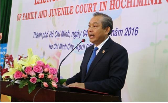 TPHCM ra mắt Tòa gia đình và người chưa thành niên - 1 Ông Trương Hòa Bình, Ủy viên Bộ Chính trị, Chánh án TANDTC đọc quyết định về việc thành lập tòa gia đình và người chưa thành niên.