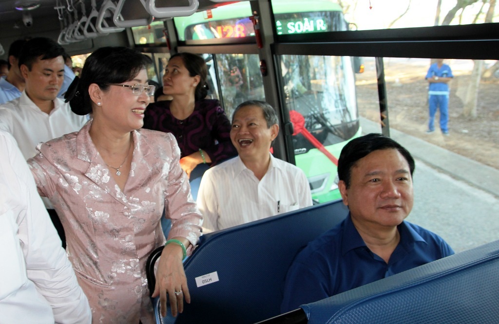 Bí thư Thăng trải nghiệm xe buýt mới cùng người dân huyện Cần Giờ - 3 Bí thư Đinh La Thăng cùng nhiều lãnh đạo thành phố trải nghiệm xe buýt mới cùng người dân huyện đảo Cần Giờ