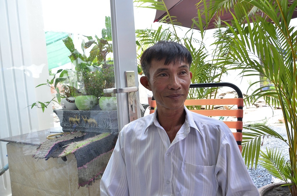 Chủ chòi vịt Nguyễn Văn Bỉ tươi cười sau khi nhận được quyết định đình chỉ bị can