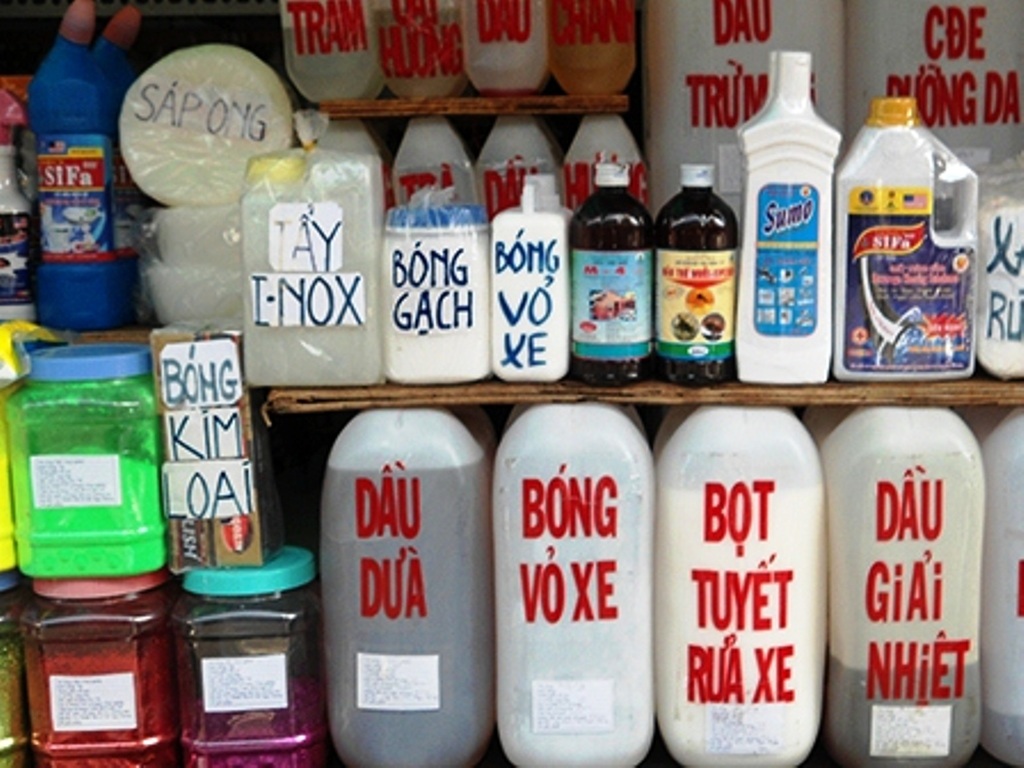 TPHCM quyết dời chợ Kim Biên và quản chặt hóa chất nguy hại - 2 Các loại phẩm màu, hương liệu được bày bán nhưng không rõ nguồn gốc xuất hiện khắp thành phố