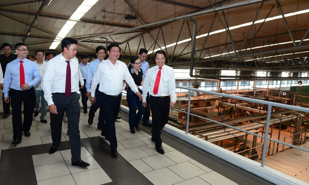 Bí thư Thăng: TPHCM sẽ không gây khó khăn, phiền hà cho doanh nghiệp - 2 Ông Đinh La Thăng cùng đoàn công tác thị sát Nhà máy bia Sài Gòn - Củ Chi