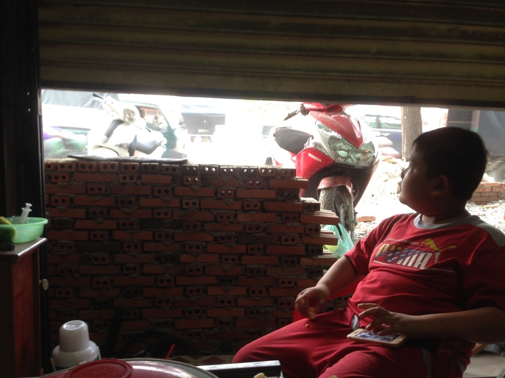 Nhà dân biến thành hầm vì dự án cải tạo hệ thống thoát nước đường Kinh Dương Vương