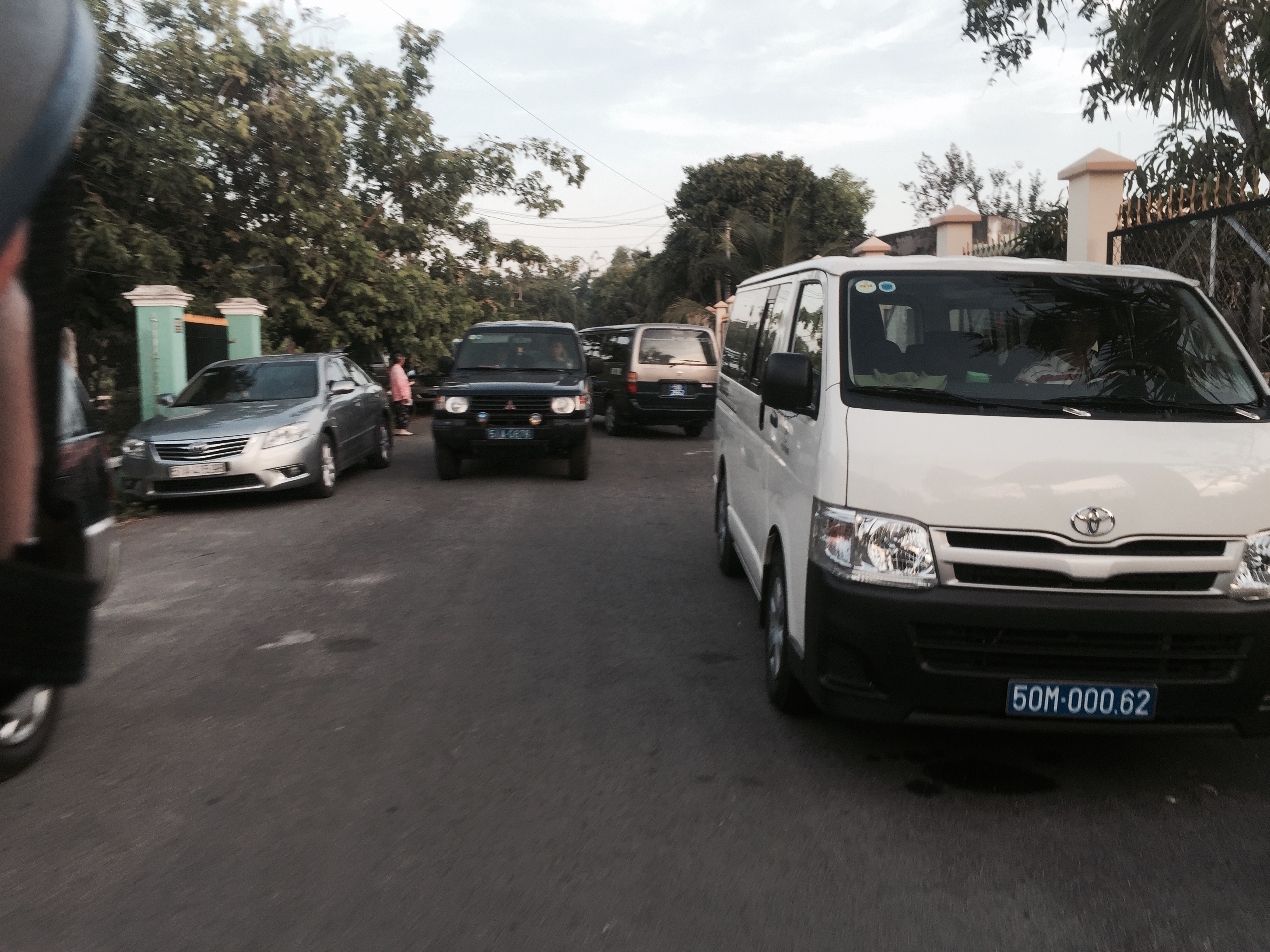 Hàng chục xe công chở cán bộ đi dự tiệc, xếp hàng dài trước nhà ông Lê Minh Tấn chiều 10/6