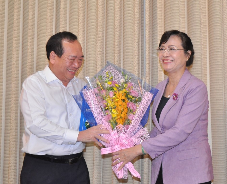 TPHCM bổ nhiệm nhiều nhân sự chủ chốt - 2 Chủ tịch HĐND TP Nguyễn Thị Quyết Tâm tặng hoa chúc mừng ông Huỳnh Công Hùng