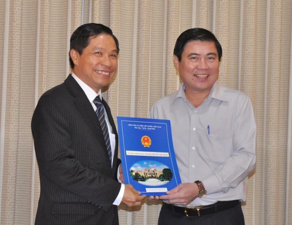 TPHCM bổ nhiệm nhiều nhân sự chủ chốt - 1 Chủ tịch UBND TP Nguyễn Thành Phong trao Quyết định bổ nhiệm cho ông Lê Nguyễn Minh Quang