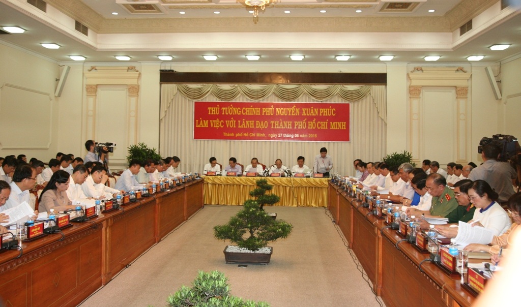 Thủ tướng: TPHCM phải là “Hòn ngọc chiếu sáng viễn Đông” - 1 Thủ tướng Chính phủ Nguyễn Xuân Phúc dẫn đầu đoàn công tác của Chính phủ làm việc với lãnh đạo TPHCM chiều 27/6