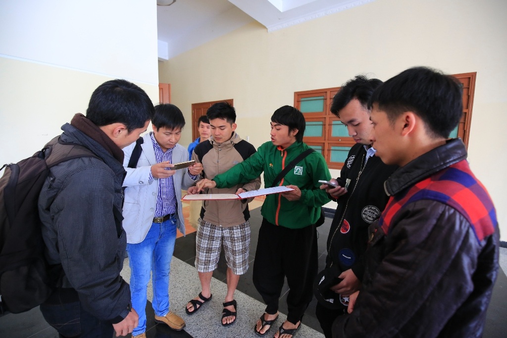 Nhiều tân cử nhân, kiến trúc sư đã tập trung về trường để được giải thích những thắc mắc trên