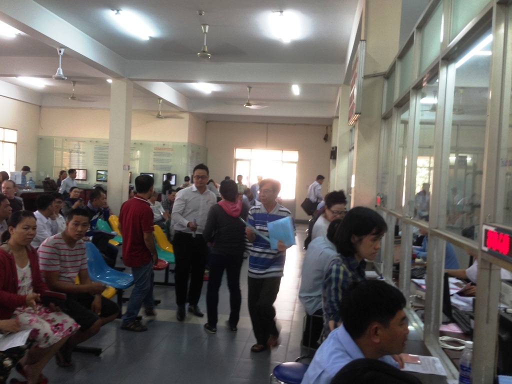 TPHCM từ chối xử lý hồ sơ không đính kèm file điện tử - 1 Người dân, doanh nghiệp đến làm thủ tục hành chính tại UBND quận Tân Phú