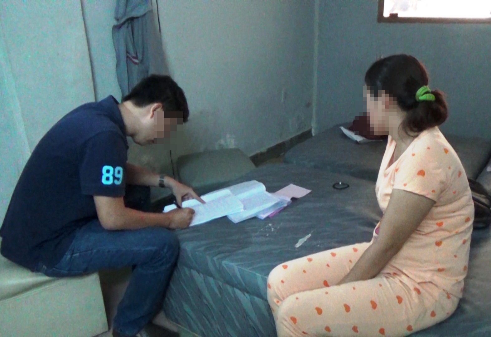 Dán cam kết “không khiêu dâm, kích dục” trước quán để khách... ngại vào - 2 Công an lập biên bản hành vi bán dâm đối với một nhân viên tiệm cắt tóc