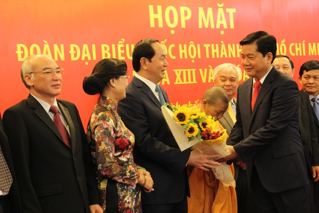Bí thư Thăng: Đại biểu Quốc hội trên nghị trường đừng “dĩ hòa vi quý”! - 2 Bí thư Thành ủy Đinh La Thăng tặng hoa cho ĐBQH khóa XIV Trần Đại Quang