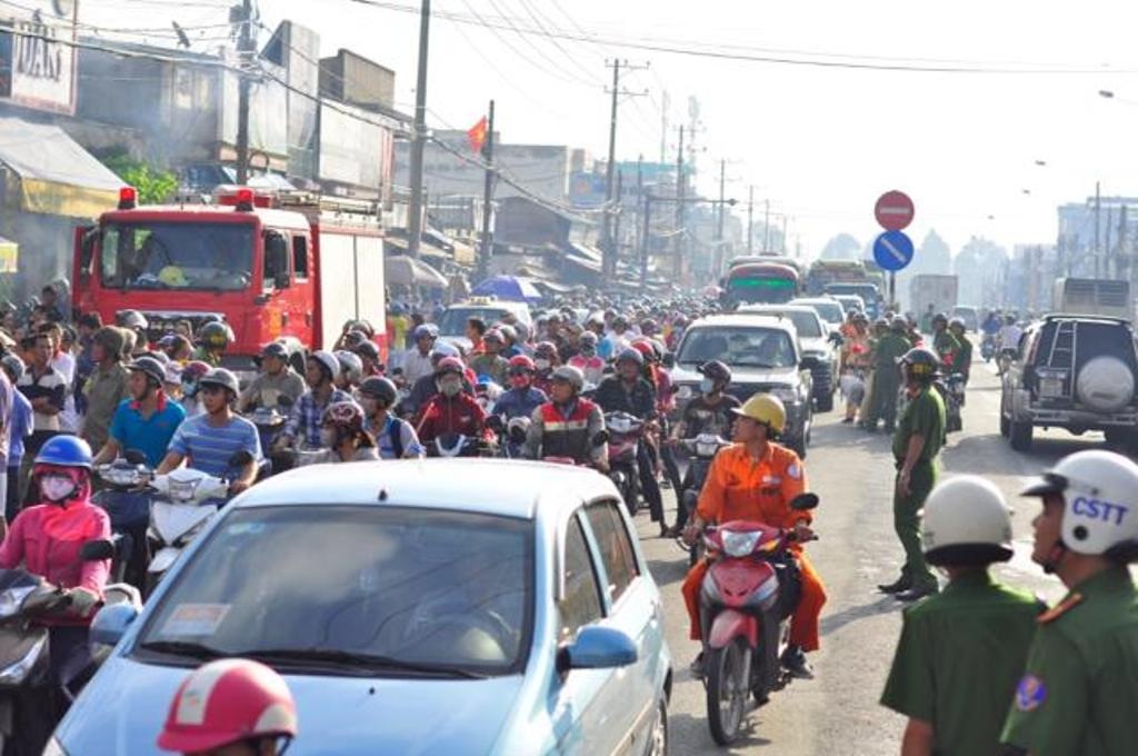 Chồng lao vào đám cháy cứu vợ bất thành - 3 Vụ cháy đã gây ách tắc cục bộ trên Quốc lộ 1A