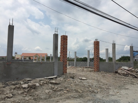 
Một công trình mọc giữa ruộng tại xã Đa Phước, huyện Bình Chánh (ảnh: Người lao động)
