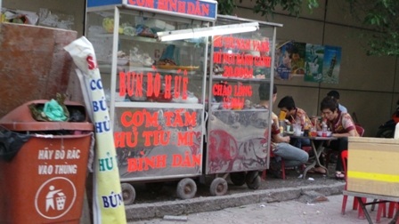 Vấn nạn thực phẩm bẩn đang hoành hành từ sản xuất, chế biến đến kinh doanh (ảnh Vân Sơn)